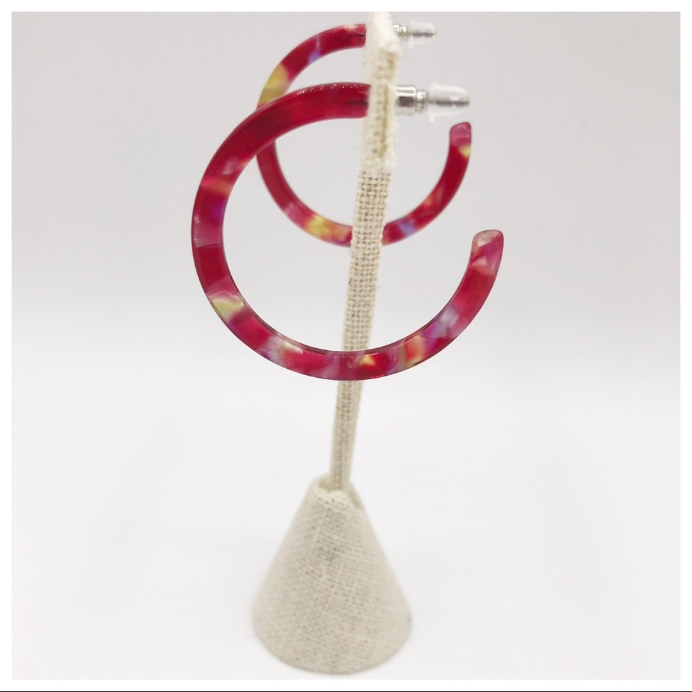 RED ACRYLIC LIGHTWEIGHT HOOP EARRINGS - Picture 3 of 8